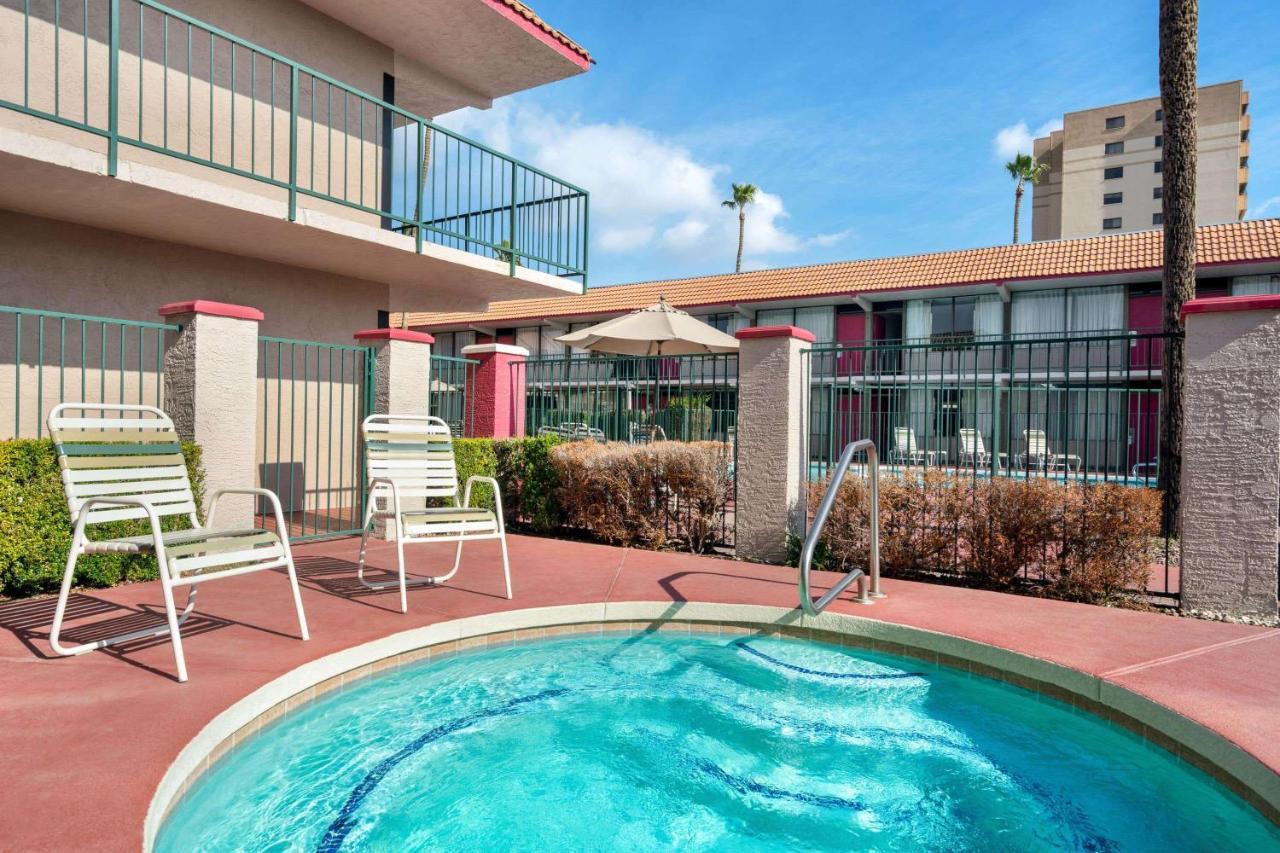 Ramada By Wyndham Mesa Downtown Hotell Eksteriør bilde
